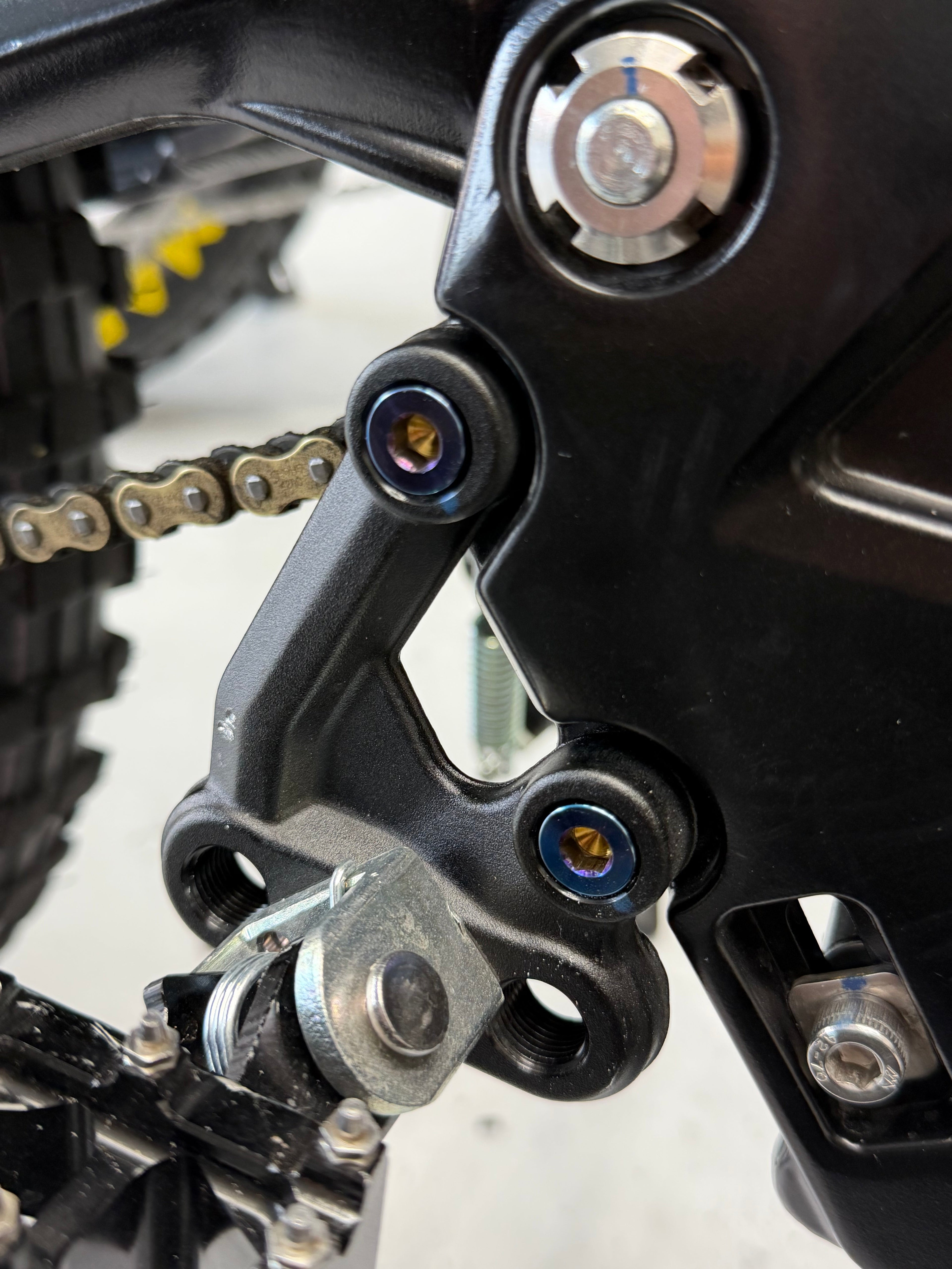 E-MOTO peg bracket titanium